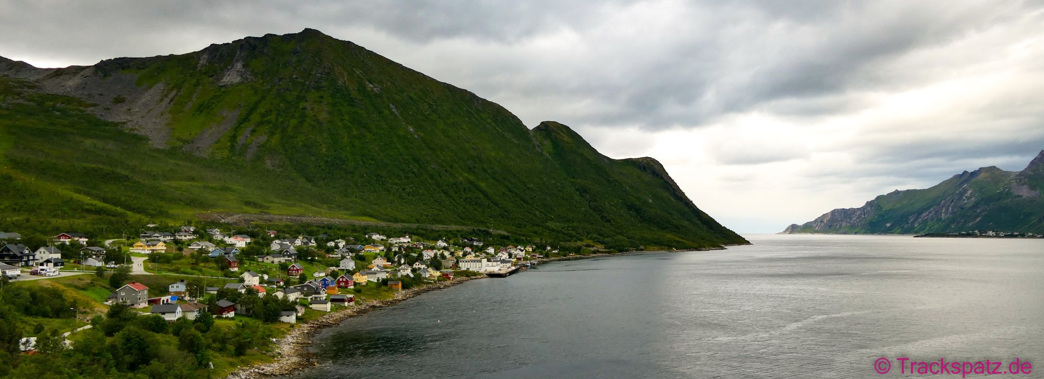 Fjord an Fjord - Ort an Ort mit bunten Häusern - eins schöner als das nächste...